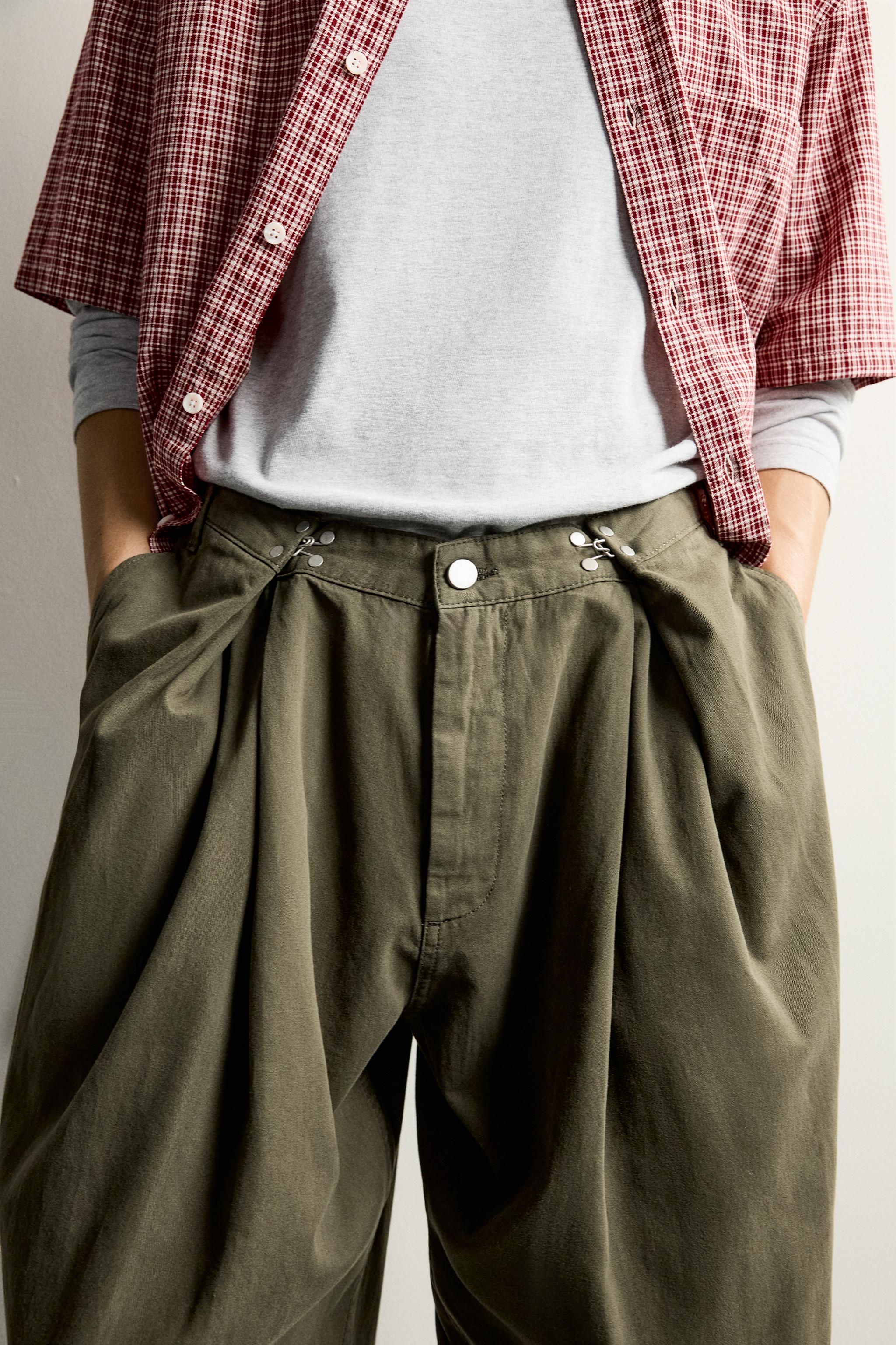 PLEATED PANTS WITH METAL HOOK